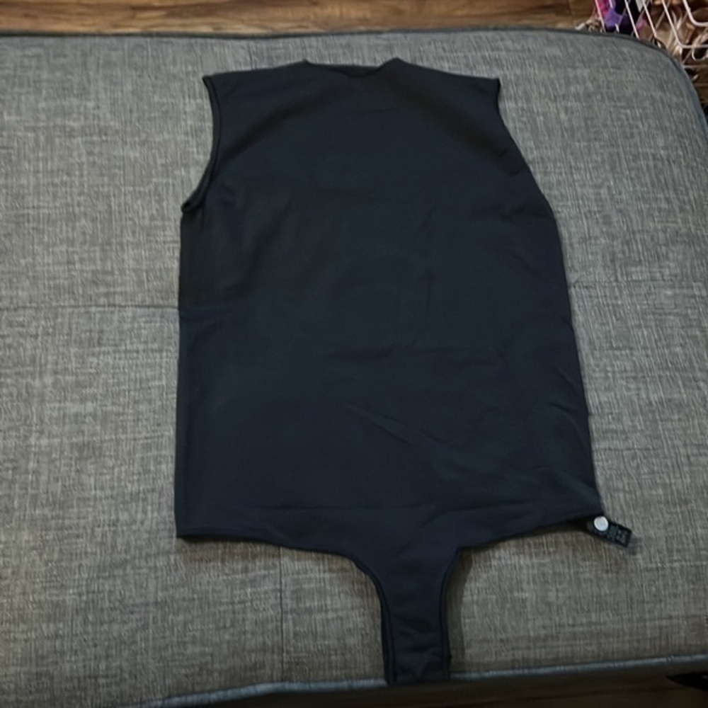 Skims Essential Crew Neck Sleeveless - Picture 4 of 10